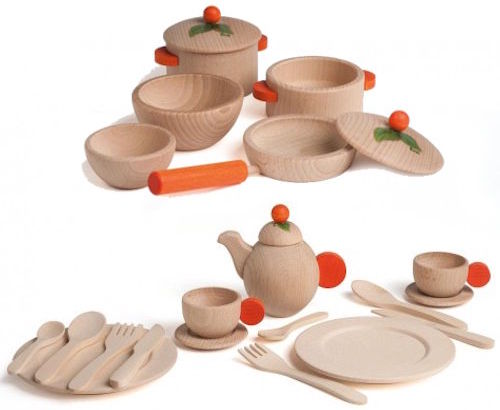 Geschirrset aus Holz für die Kinderküche